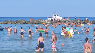 San Benedetto - Fanno il bagno e non tornano, allarme in spiaggia per mamma e figlio